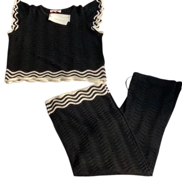 Solitaire NWT 2 Piece Set Chic Black and Cream Knit Top With Flare Pants Crochet - Picture 6 of 8